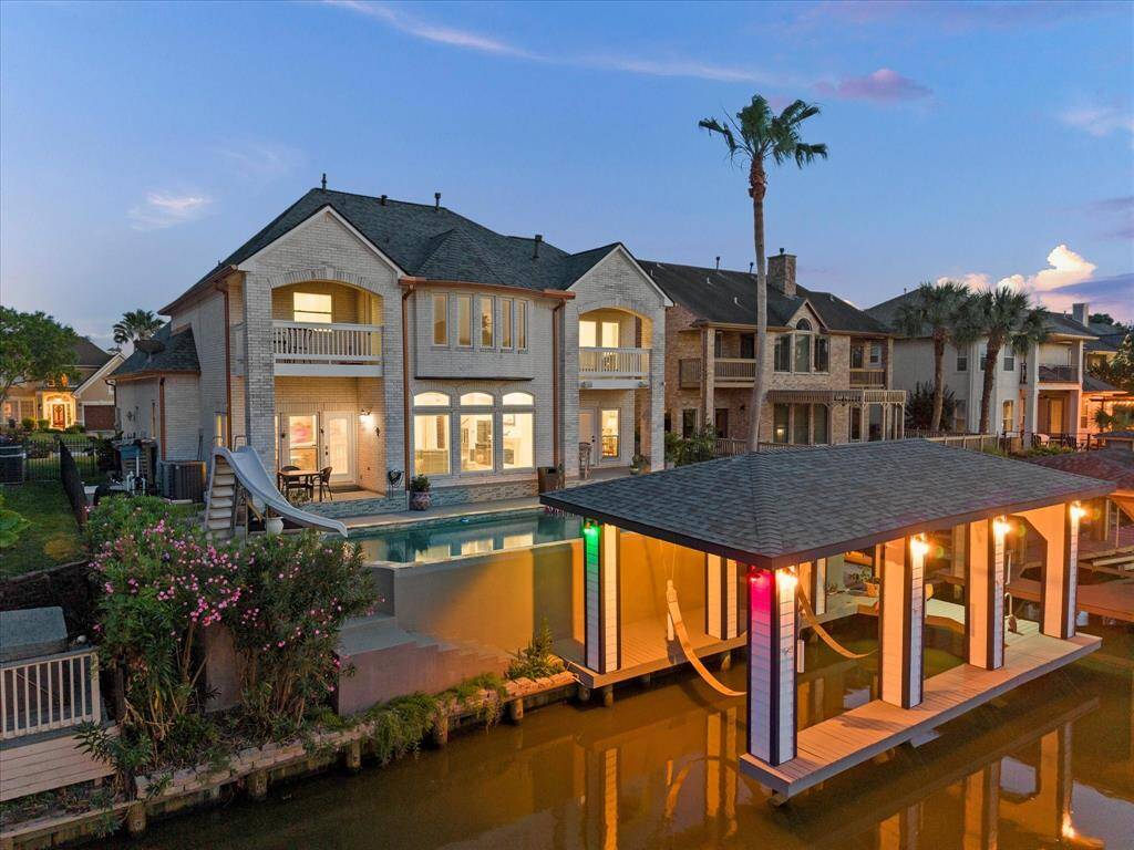 THE BOATHOUSE INVITES YOU FOR AN EVENING CRUISE WITH THE FULLY LIT EXTERIOR.