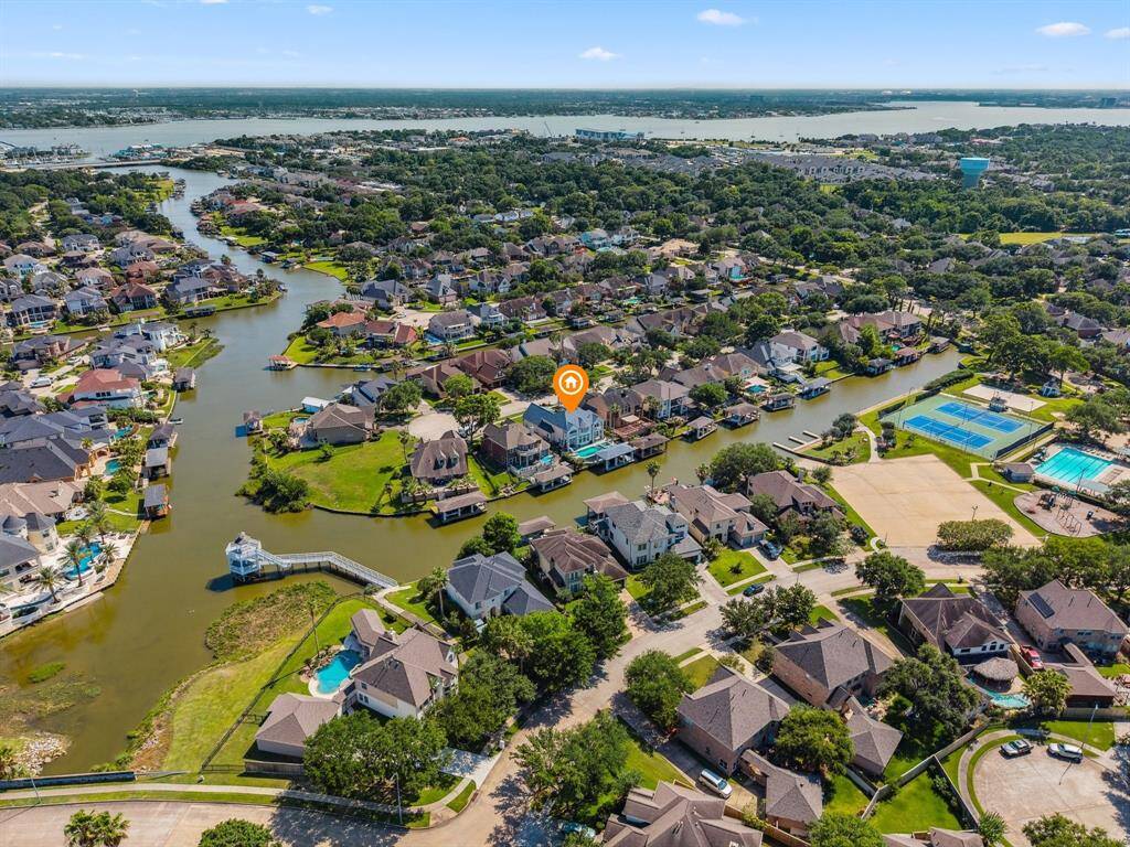 2518 DU LAC TRACE IS CLOSE TO THE END OF THE CANAL SO YOU'RE ON YOUR WAY TO CLEAR LAKE IN MINUTES.