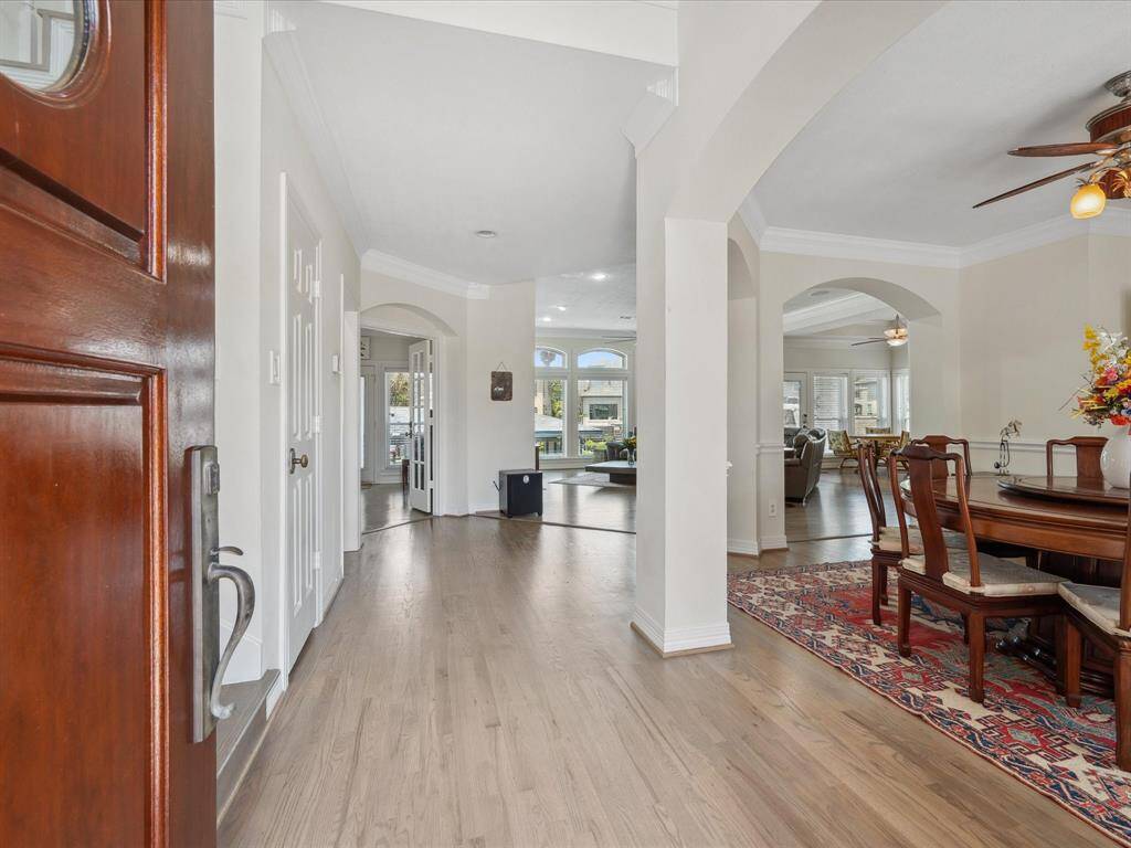 INSIDE, WOOD FLOORS FLOW THROUGHOUT THE FIRST LEVEL LIVING AREAS.