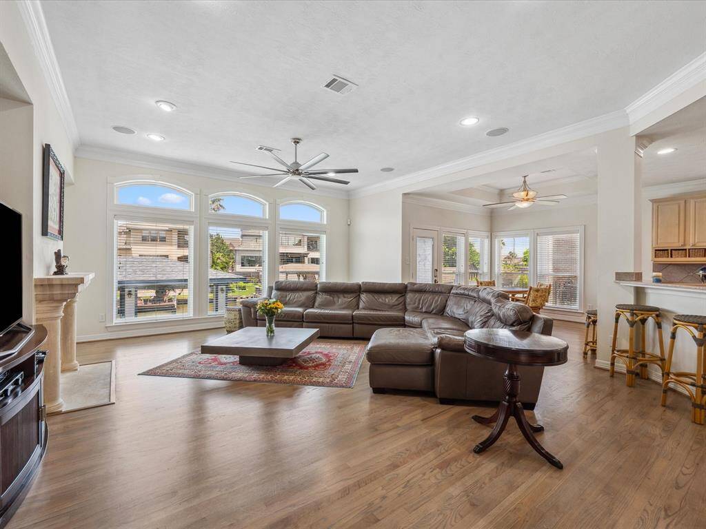 LARGE WINDOWS AND TRANSOM WINDOWS IN THE DEN PROVIDE PLENTY OF NATURAL LIGHT.