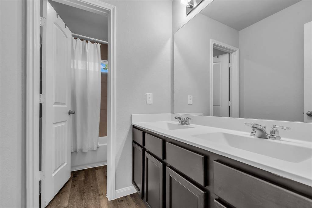 Double sinks in secondary bath