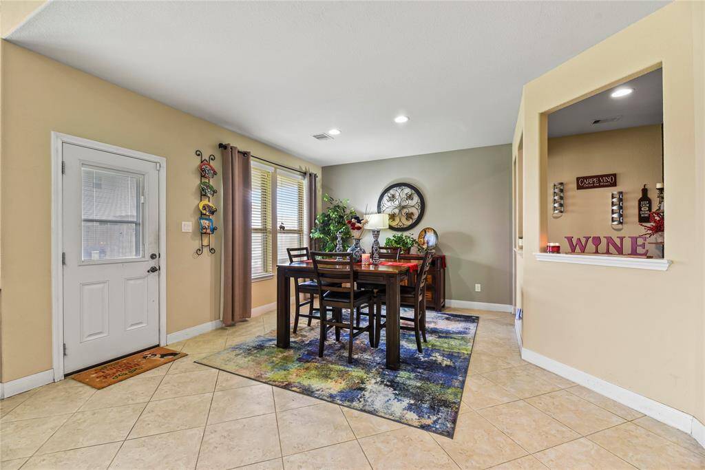The breakfast area, conveniently located next to the kitchen and living room, offers plenty of space for a large table—perfect for family meals and gatherings!