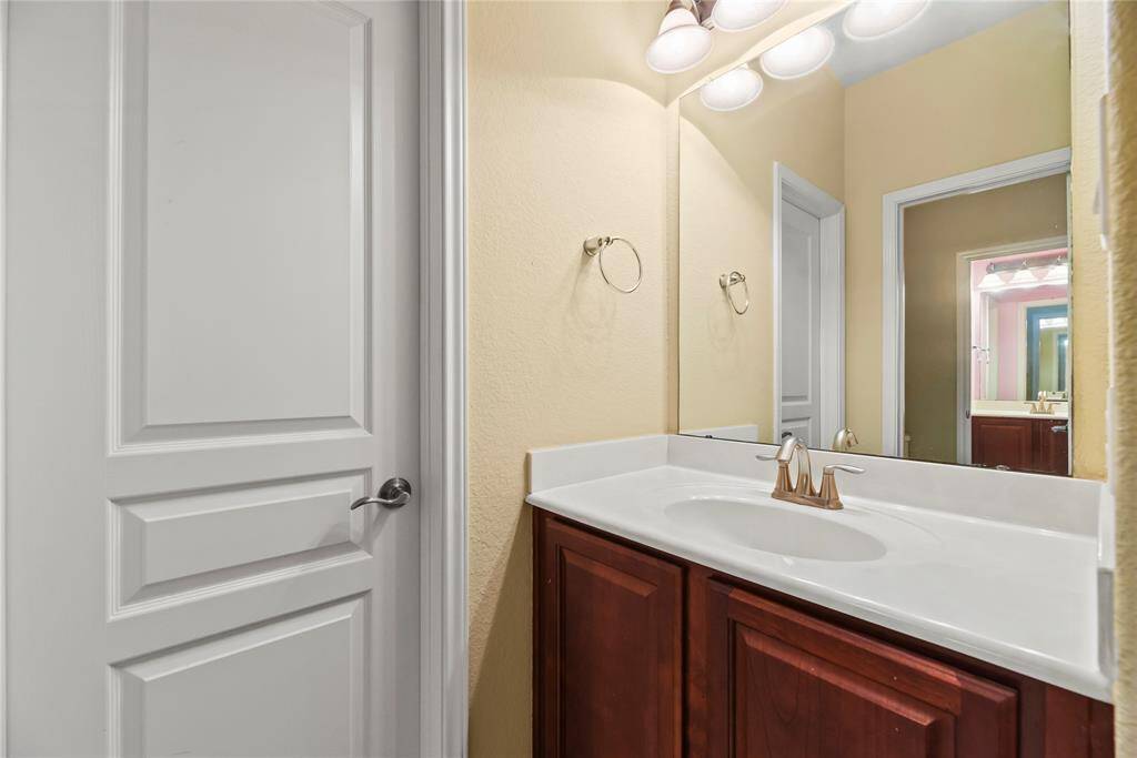 This thoughtful design creates a luxurious and spacious atmosphere, perfect for morning routines or relaxing evenings.