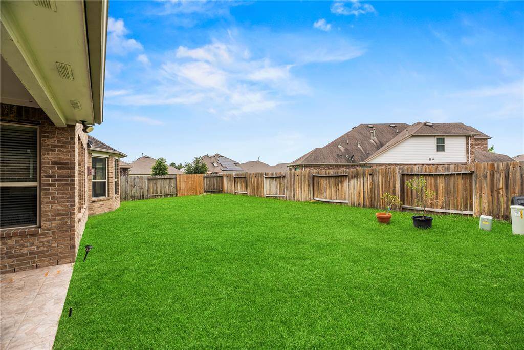 This is a great backyard for the week-end hangouts and letting the kids run around.