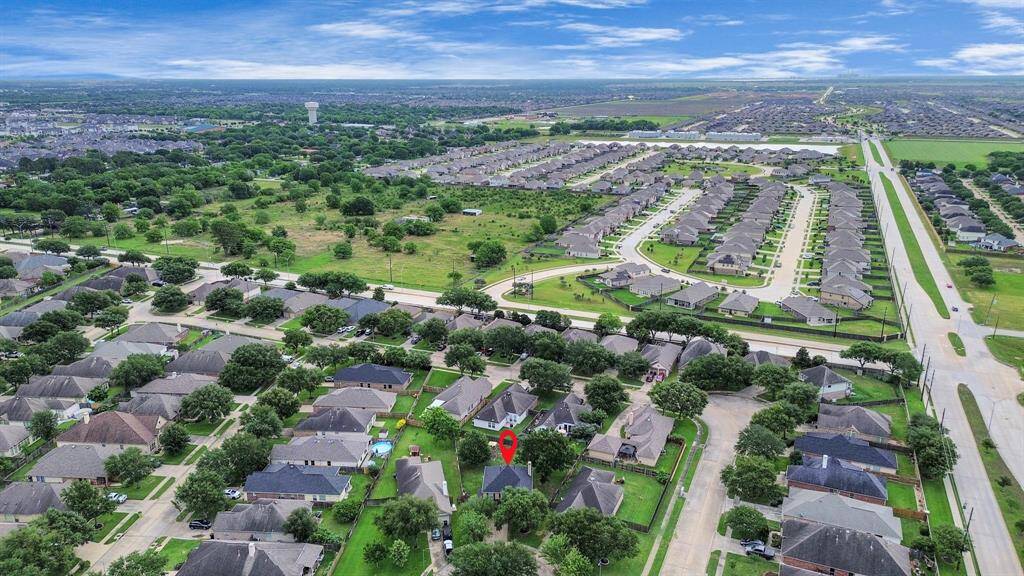 From above, you can see how the home is nestled in a tranquil residential community—peaceful, yet connected.