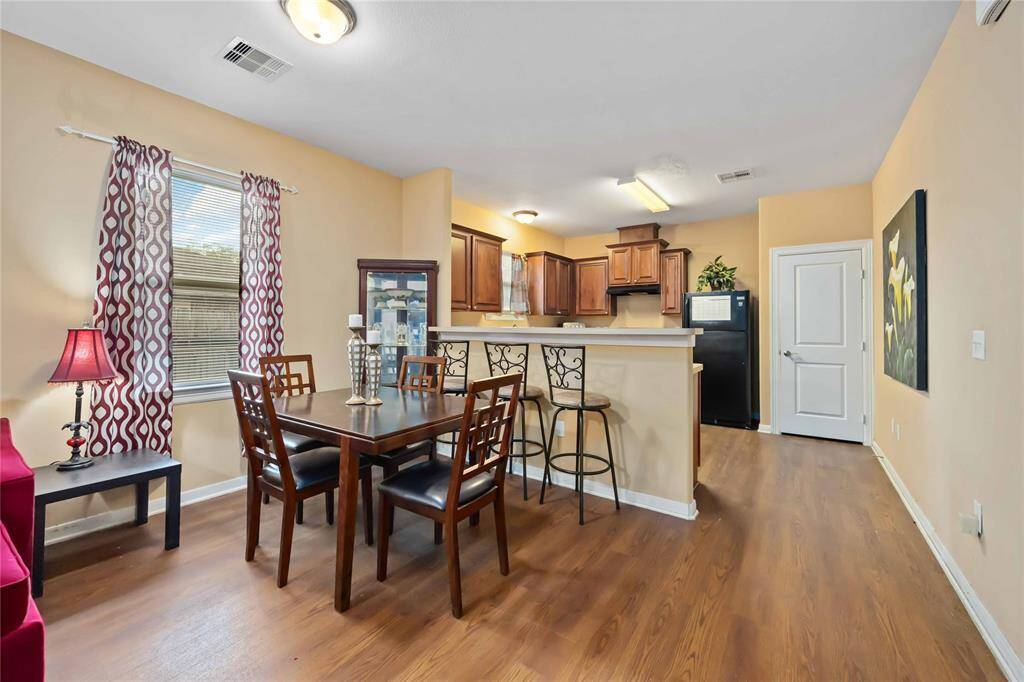 Cozy dining area adjacent to the kitchen, featuring ample natural light.