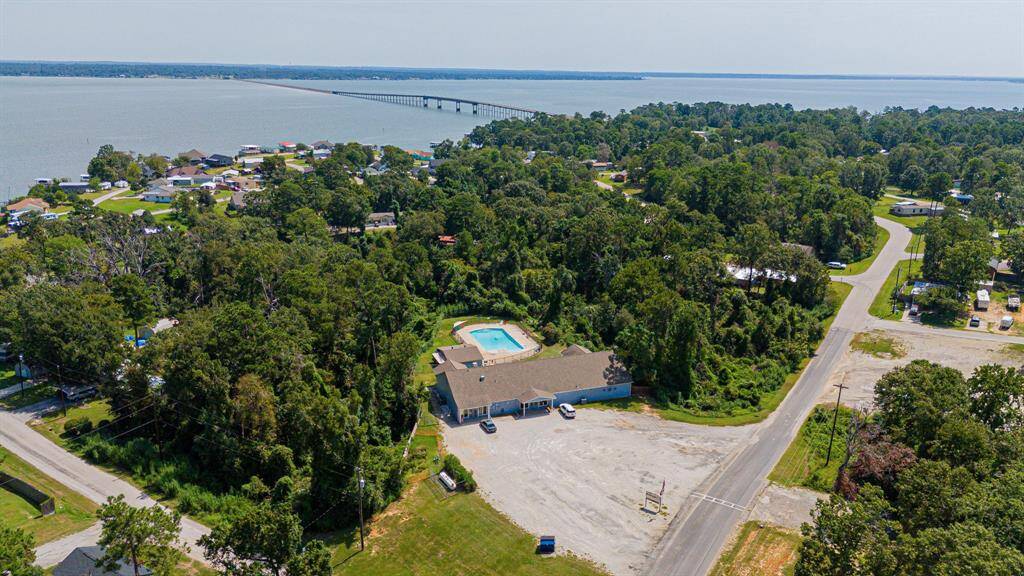 Community offers amenities such as a clubhouse, in-ground pool, gym, and other lakeside features!