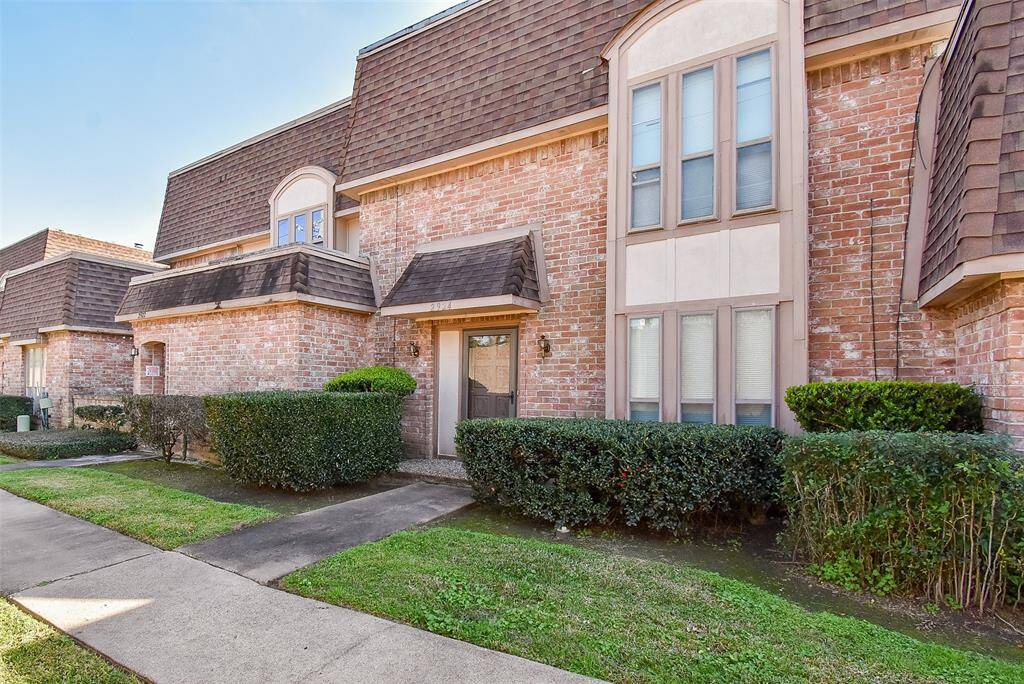Imagine coming home to this inviting front entry of your townhouse condo at 2924 Camelot Lane, Missouri City, TX, in the Quail Valley Townhomes community!