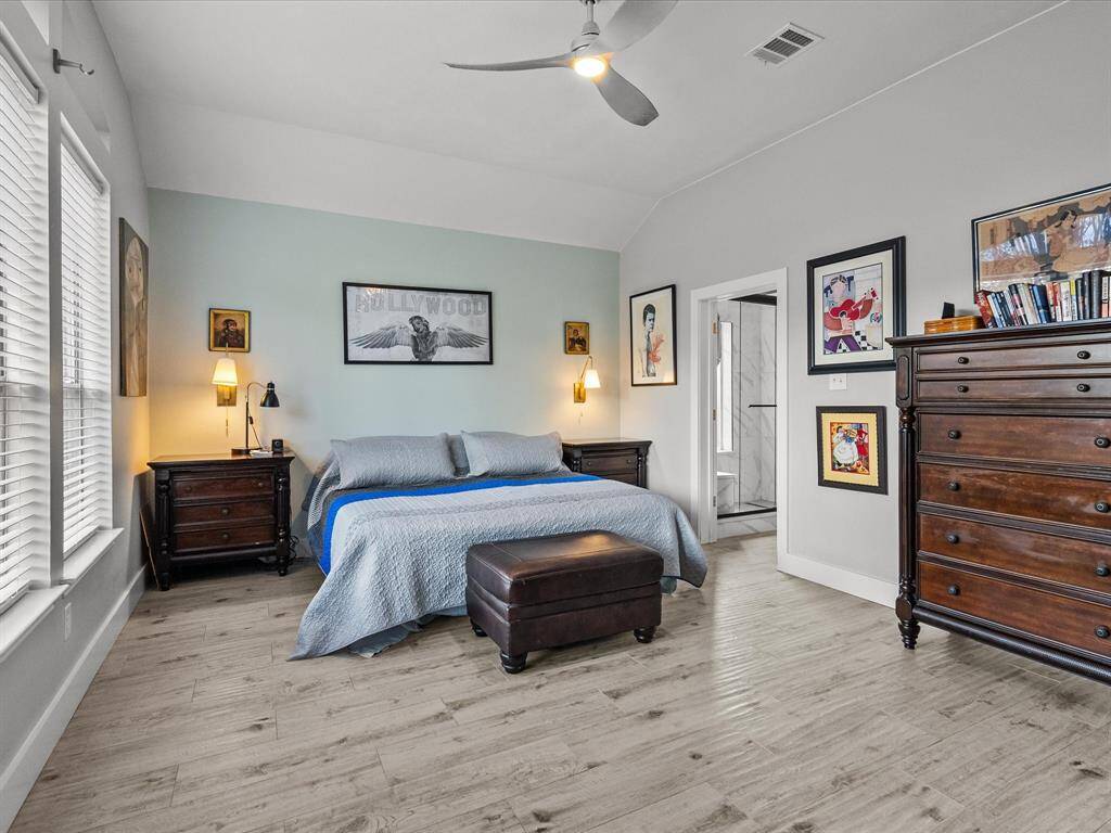 Huge primary bedroom w/ ensuite