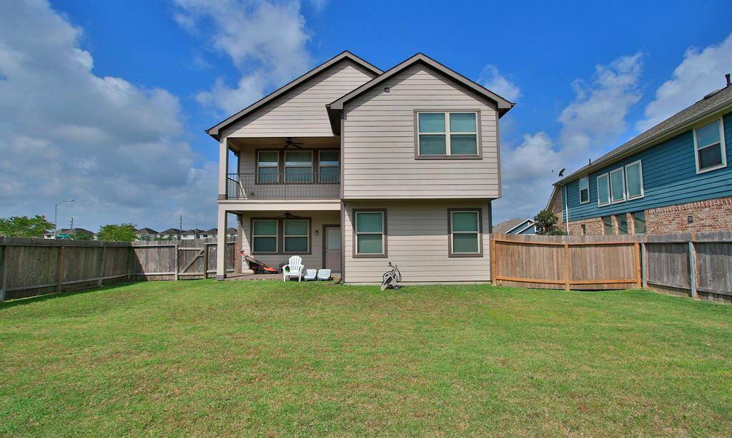 Another view of this good sized back yard.