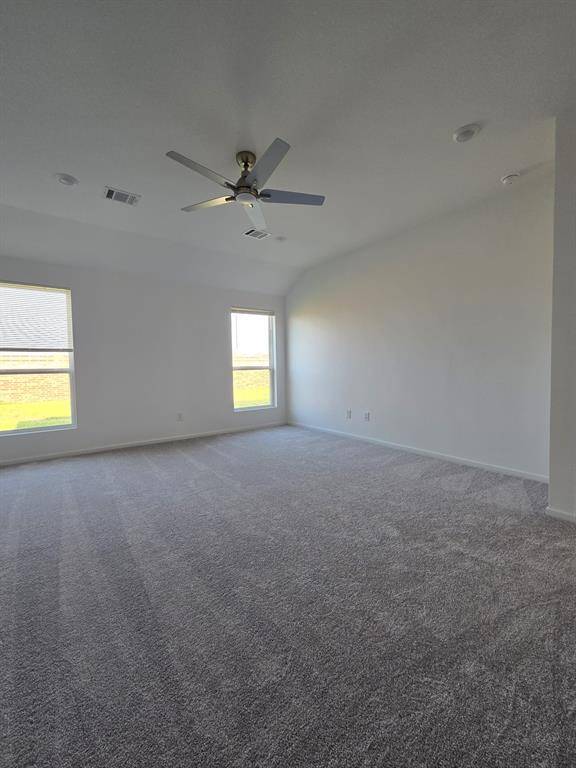 Master room, fan and blinds, great size