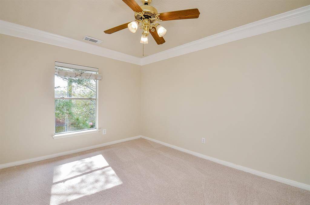 Secondary bedroom.