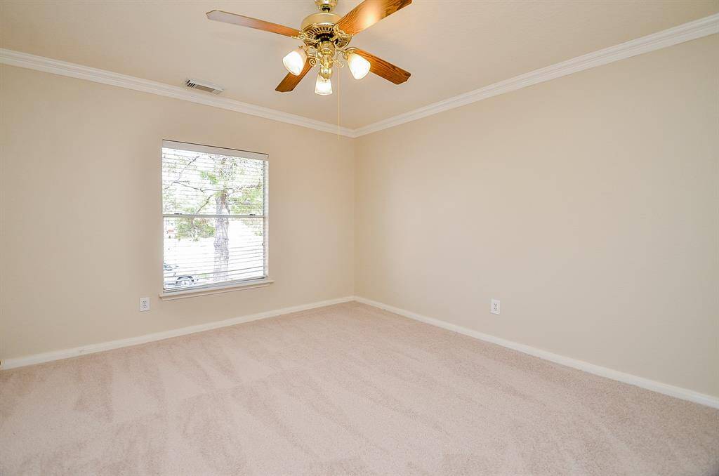 Secondary bedroom.