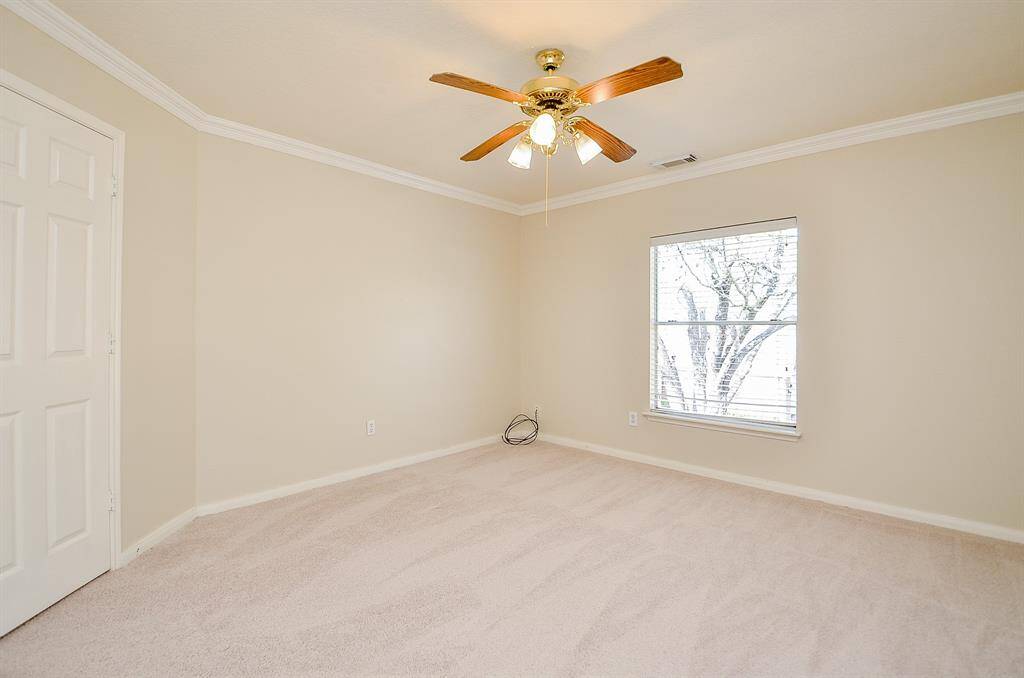 Secondary bedroom.