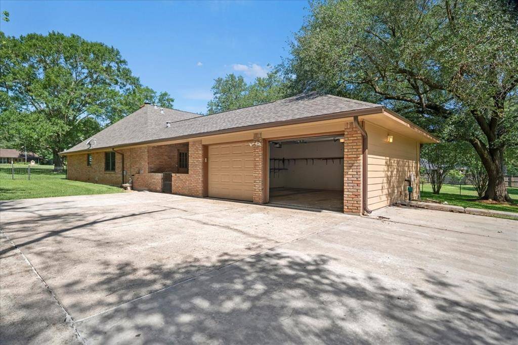 Oversized 2 car garage