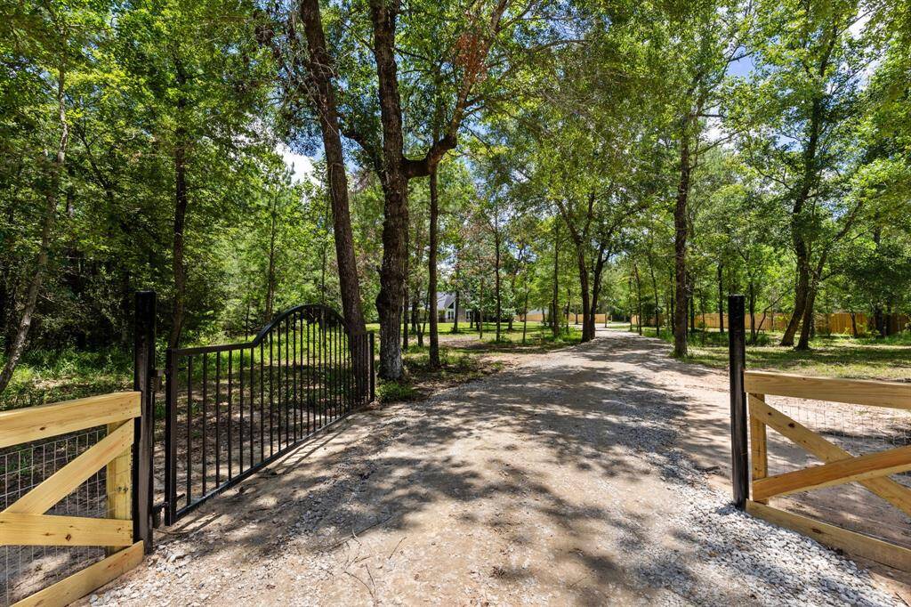 LOCATION, LOCATION, LOCATION! 2.5 ACRES NEAR THE WOODLANDS, TEXAS! PRIVACY! GORGEOUS HOME! NEW ENTRANCE, NEW DRIVE, NEW GATE, NEW OPENER! DOUBLE FULL PRIMARY & FULL BATHS FIRST FLOOR!
