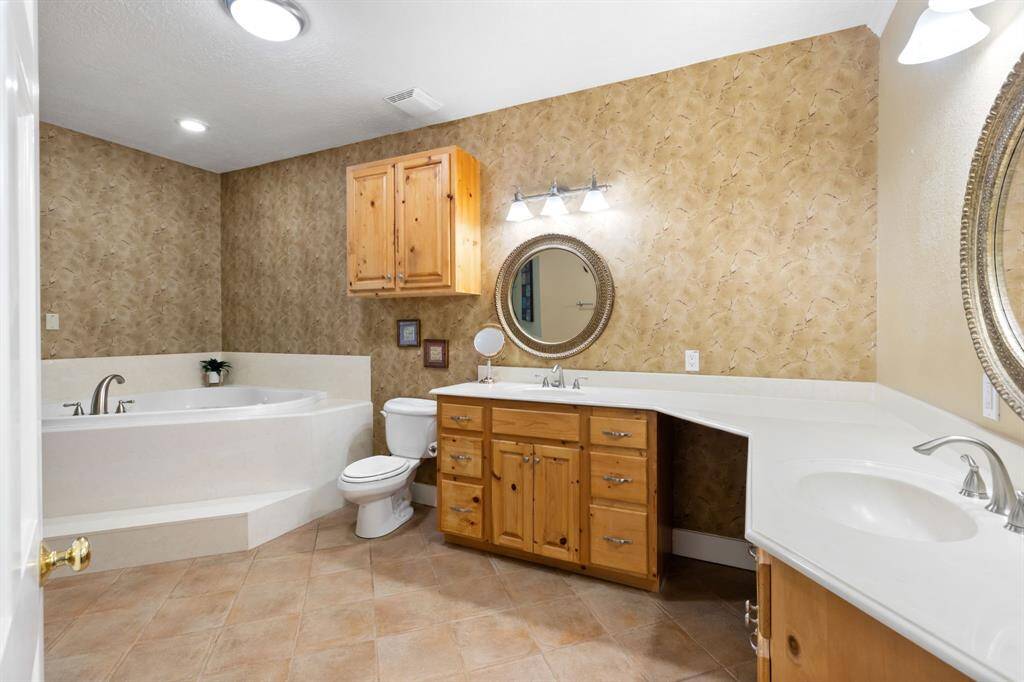 Primary bath en suite with soaker tub and double basins. Plenty of storage and counter space.