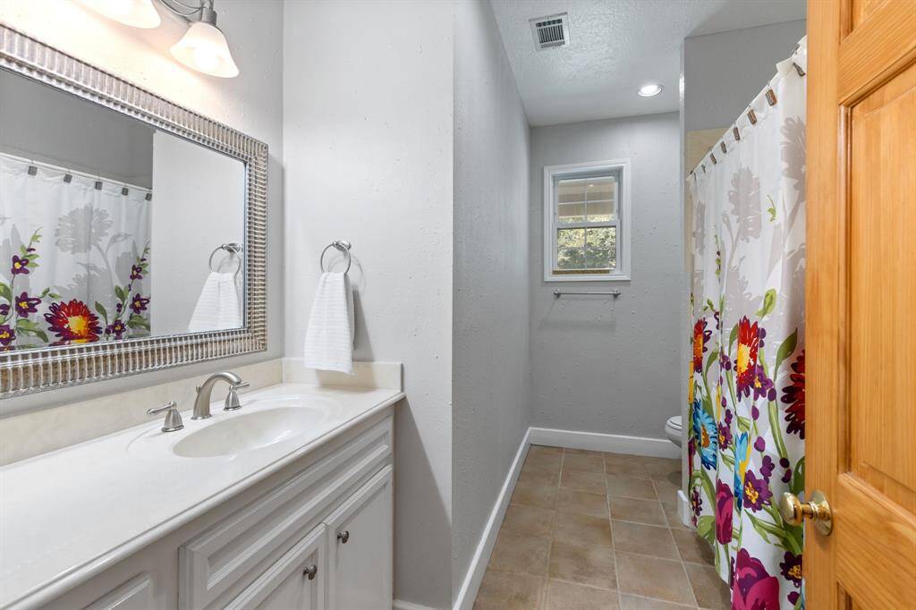 Second full bathroom adjacent to the 2nd bedroom...