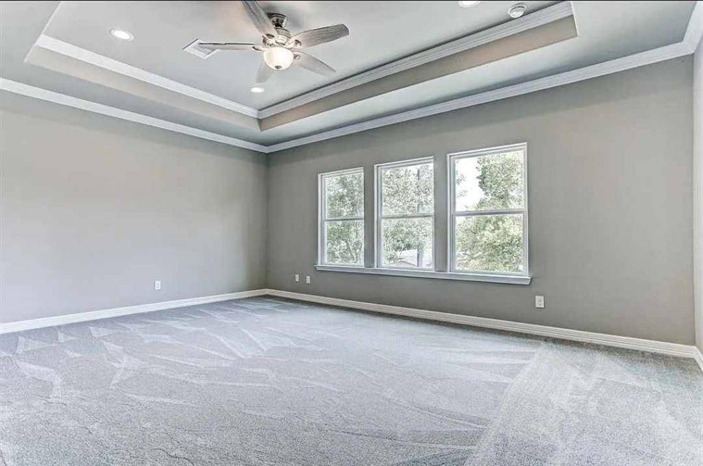 Nice & spacious Master bedroom (no carpet the room has laminate flooring)
