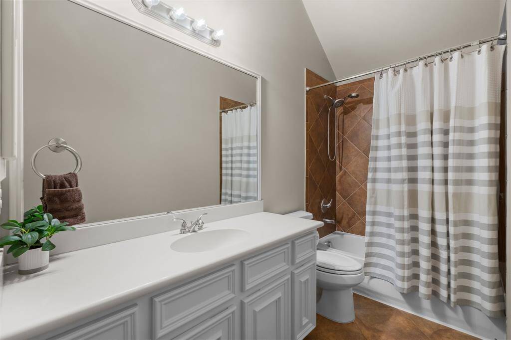 This generously sized secondary bathroom features a single sink, a tub/shower combo, and ample counter space; combining functionality and comfort for everyday use.