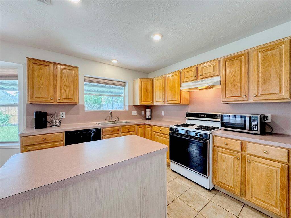 Island kitchen - appliances stay with the home