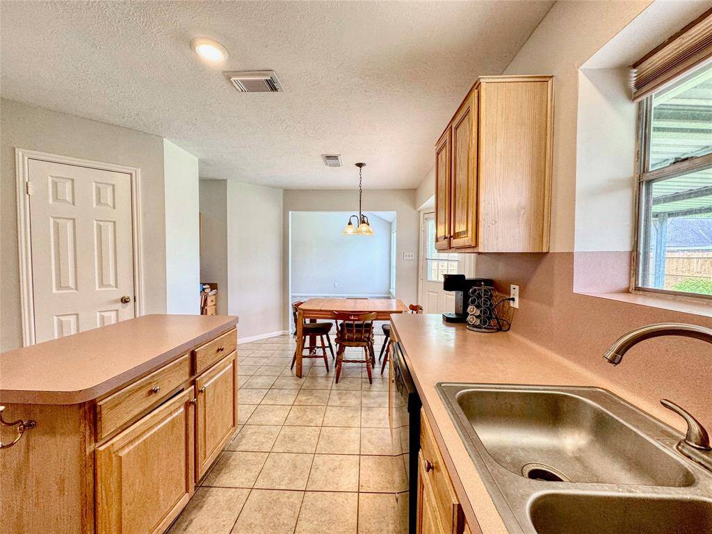 Island kitchen - appliances stay with the home