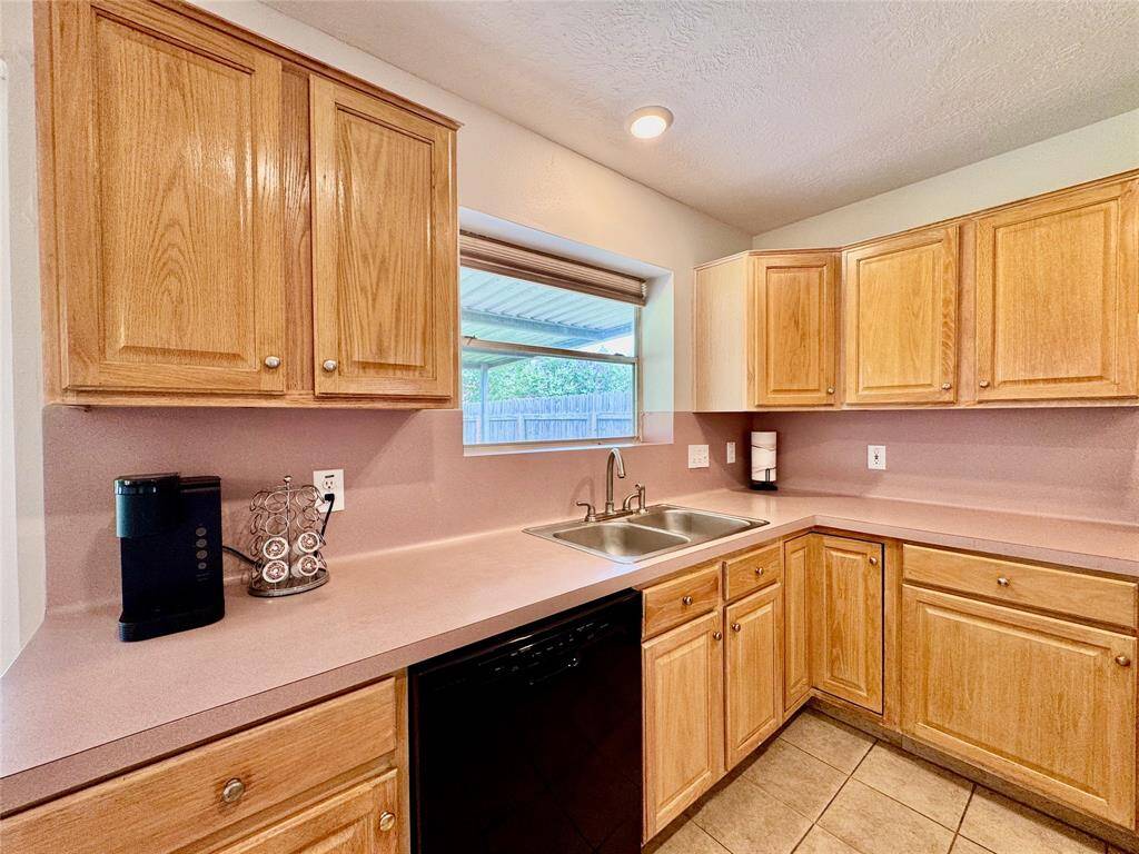 Island kitchen - appliances stay with the home