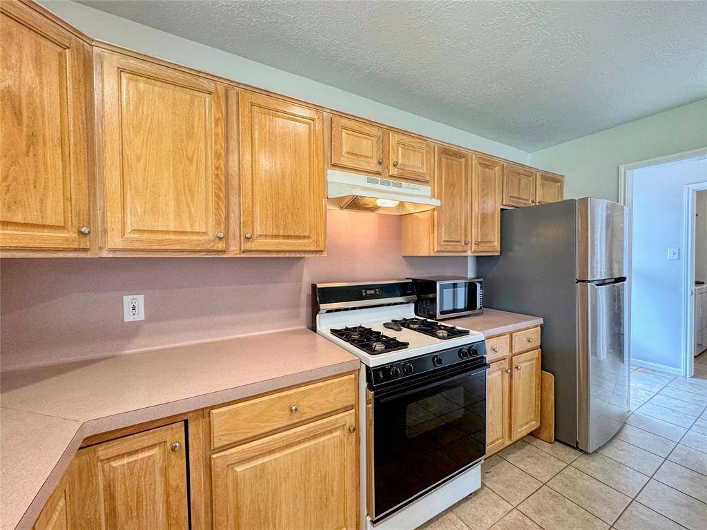 Island kitchen - appliances stay with the home