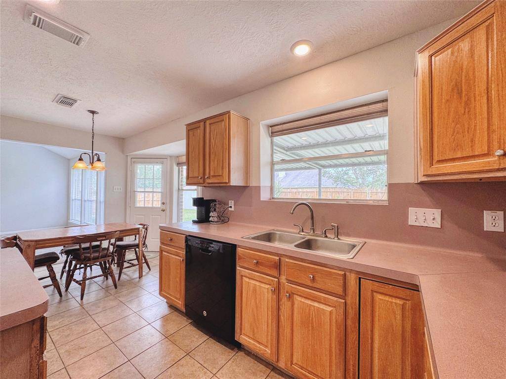 Island kitchen - appliances stay with the home