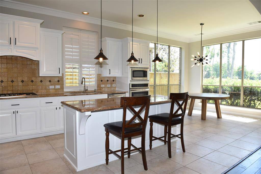 master bed room with bay window and golf court view