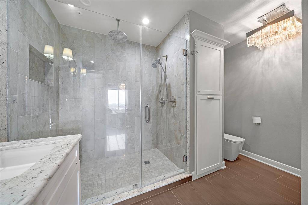 A tall linen cabinet and private water closet are smartly placed toward the back, completing a layout designed for everyday comfort without sacrificing openness.