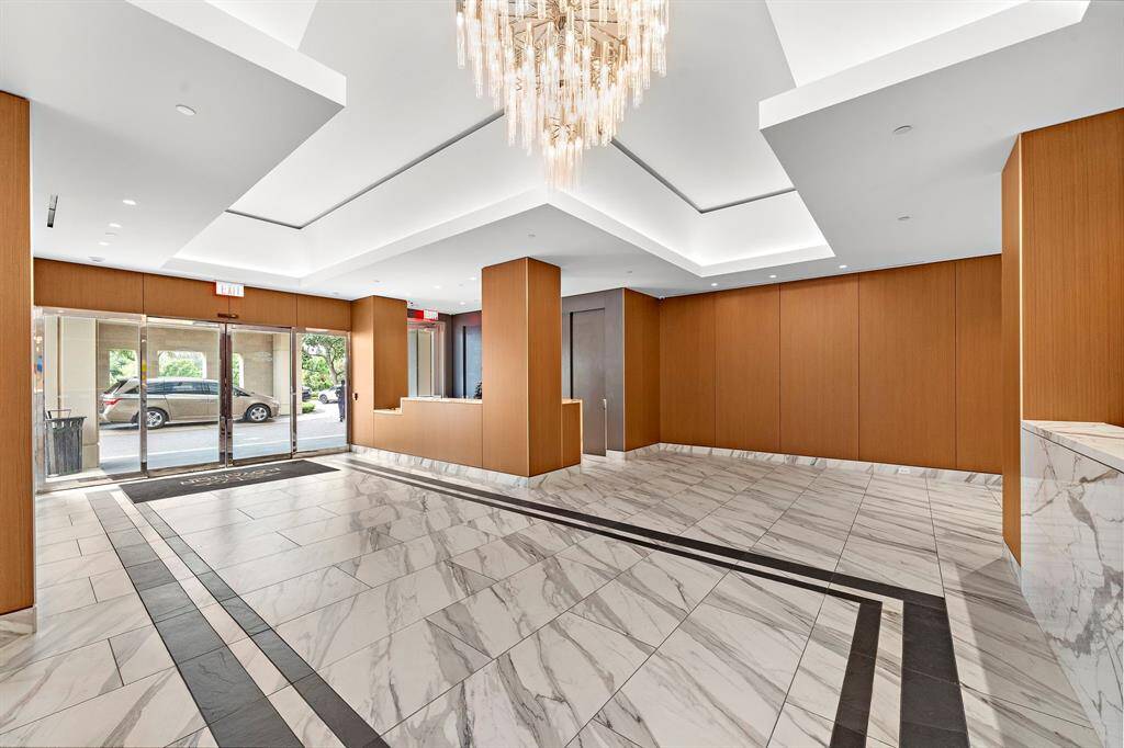 Just beyond the valet entrance, The Royalton’s reception space offers generous flow, concierge support, and access to the building’s full-service amenities.