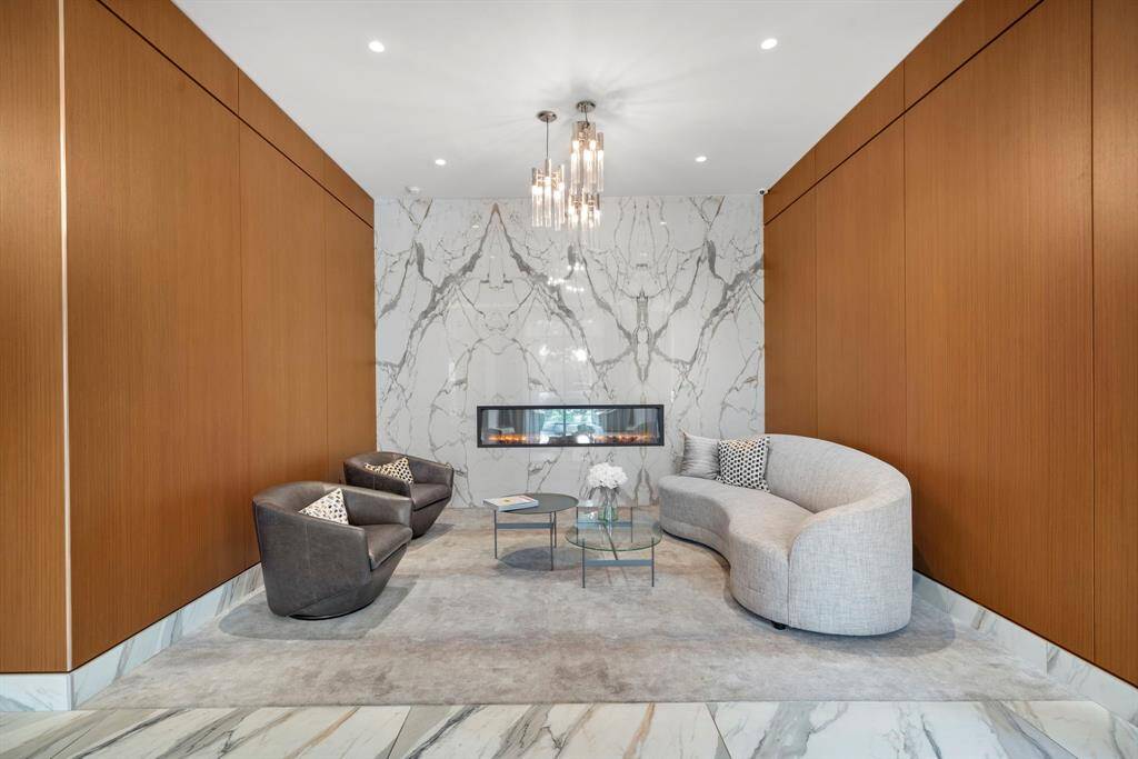 An intimate lounge tucked just off the lobby offers a private setting to greet guests or unwind by the fireplace before heading upstairs.