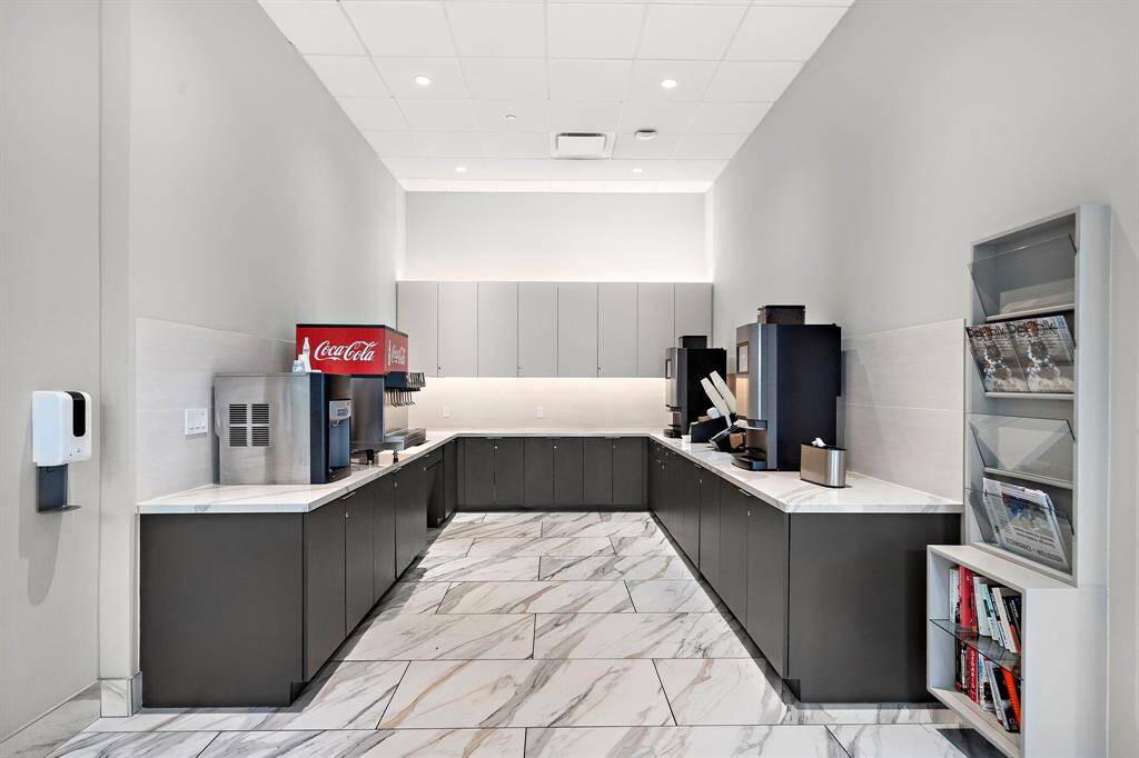 Located near the building’s common areas, the refreshment bar offers residents convenient access to drinks, light snacks, and reading materials.