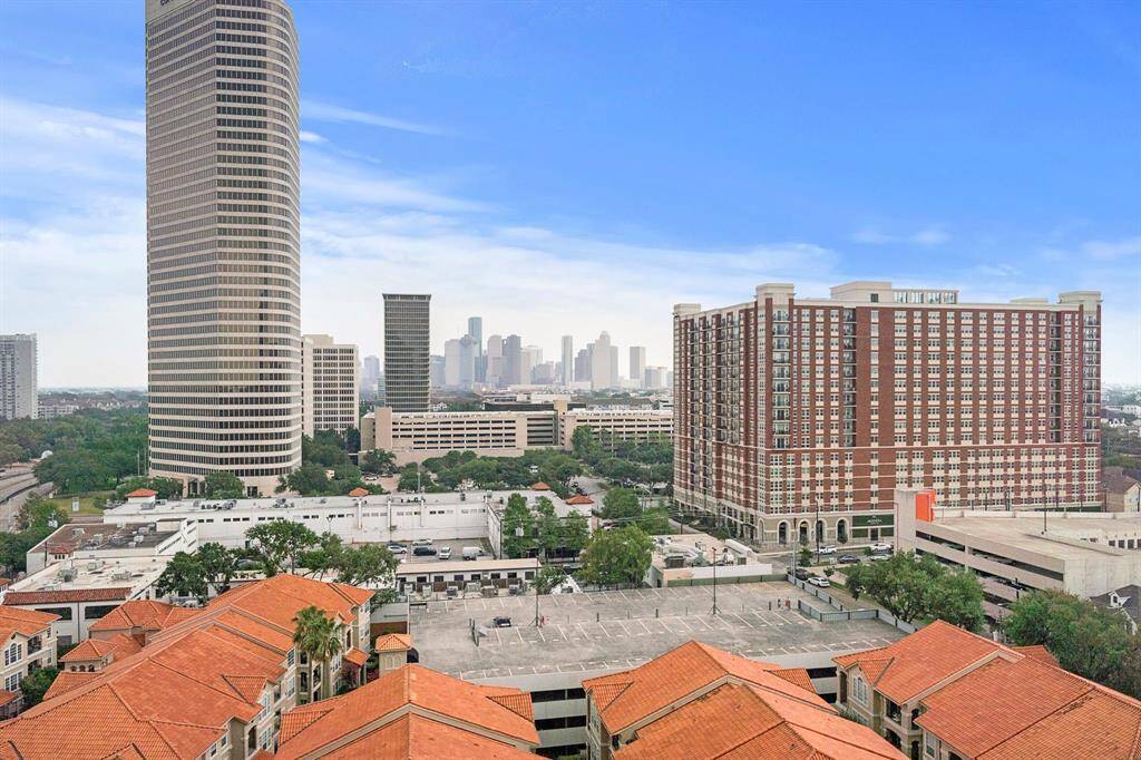 From its coveted perch at 3333 Allen Parkway #1302, The Royalton at River Oaks delivers sweeping views of the Downtown skyline and easy access to Buffalo Bayou Park, destination dining, and premier retail throughout the River Oaks Shopping Area. A rare opportunity to own in one of Houston’s most iconic high-rises. Welcome home!