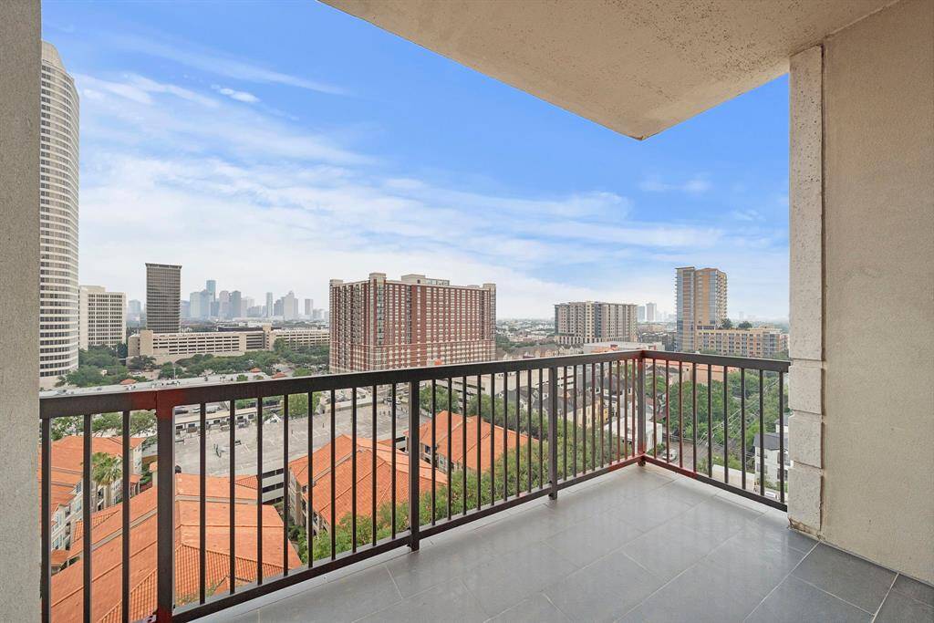 The expansive private balcony extends the living space outdoors with sweeping views of Houston’s dynamic skyline. A perfect setting for morning coffee or unwinding at dusk, this covered terrace offers both openness and privacy in equal measure.