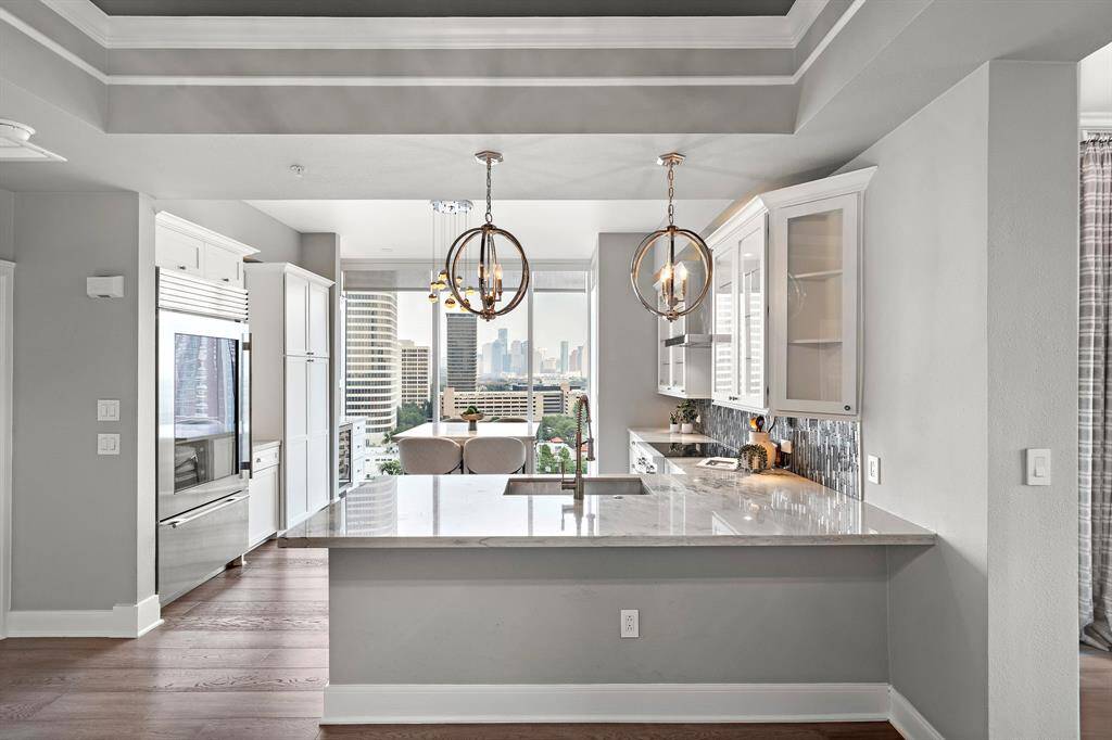 Clean sightlines and thoughtful ceiling architecture set the tone for a kitchen that feels both grounded and expansive, with an effortless connection to the living space.
