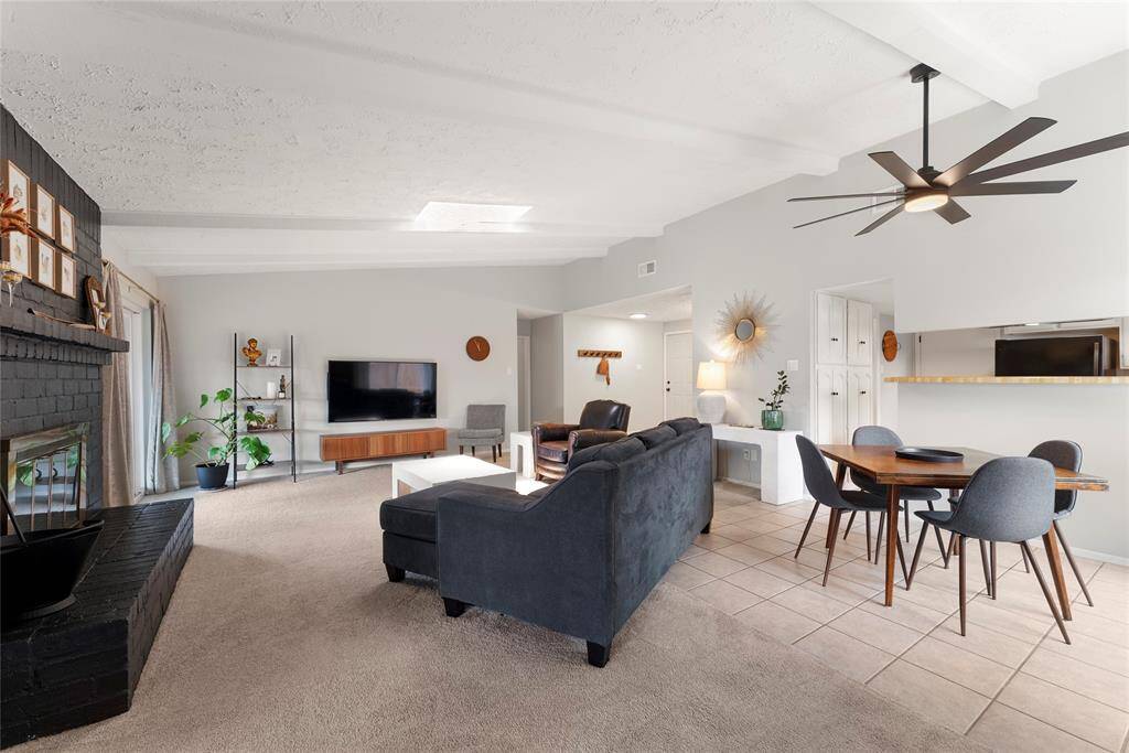 Here you can see the easy living floor plan with breakfast bar facing out towards the breakfast area.