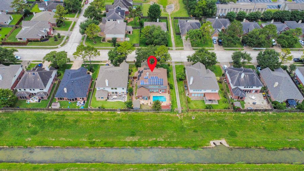 Nice house with no backyard neighbors!