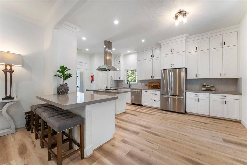 Large breakfast bar.