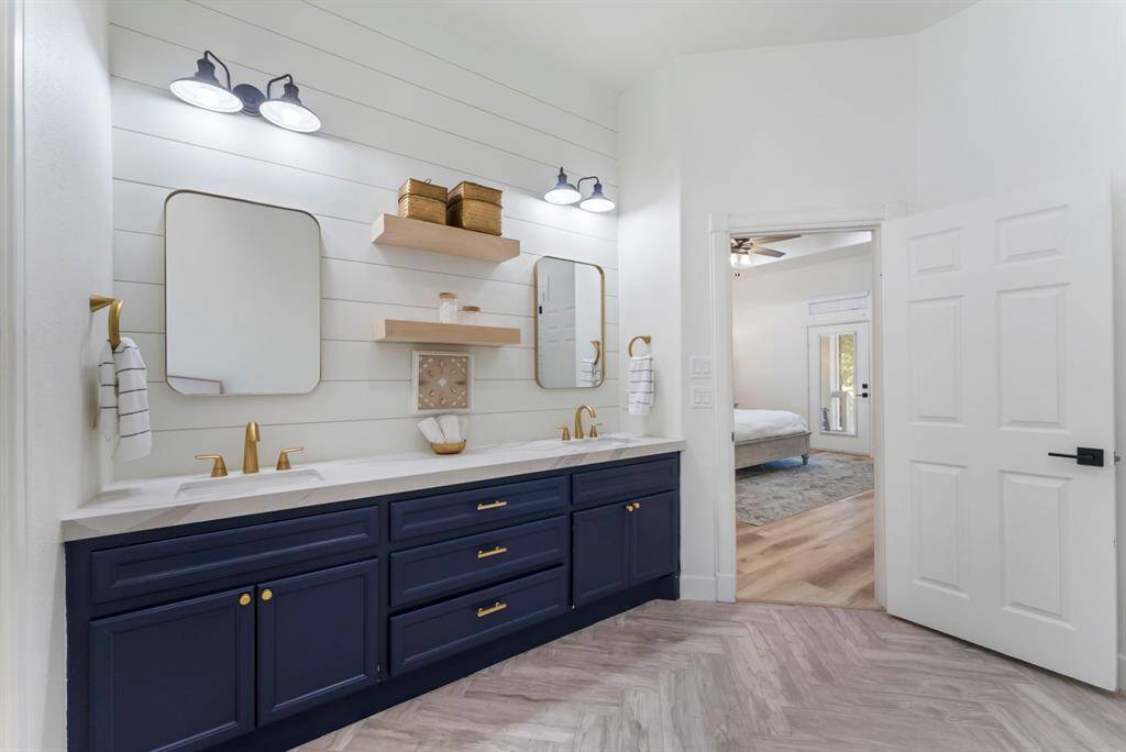 Double sinks with plenty of storage