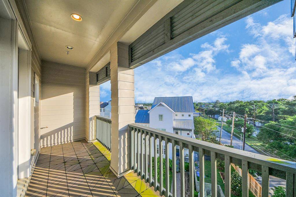 Balcony on 4th floor