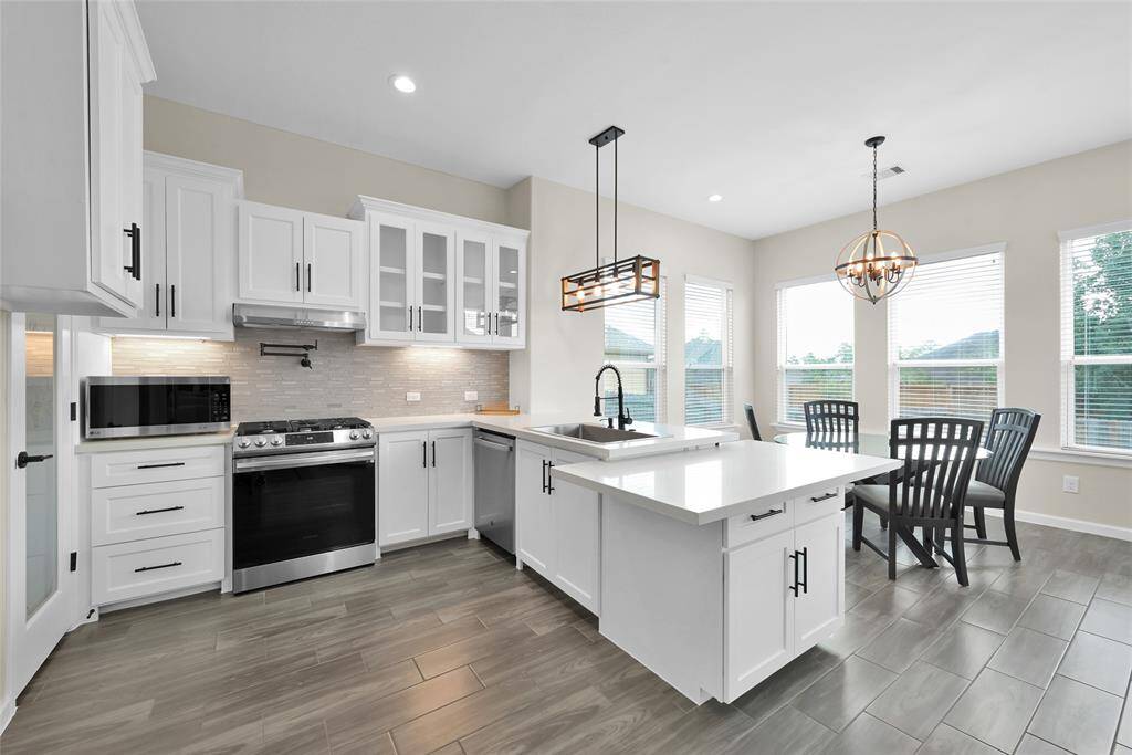 Beautifully designed kitchen with gas appliances, ample counter space, and custom cabinetry.