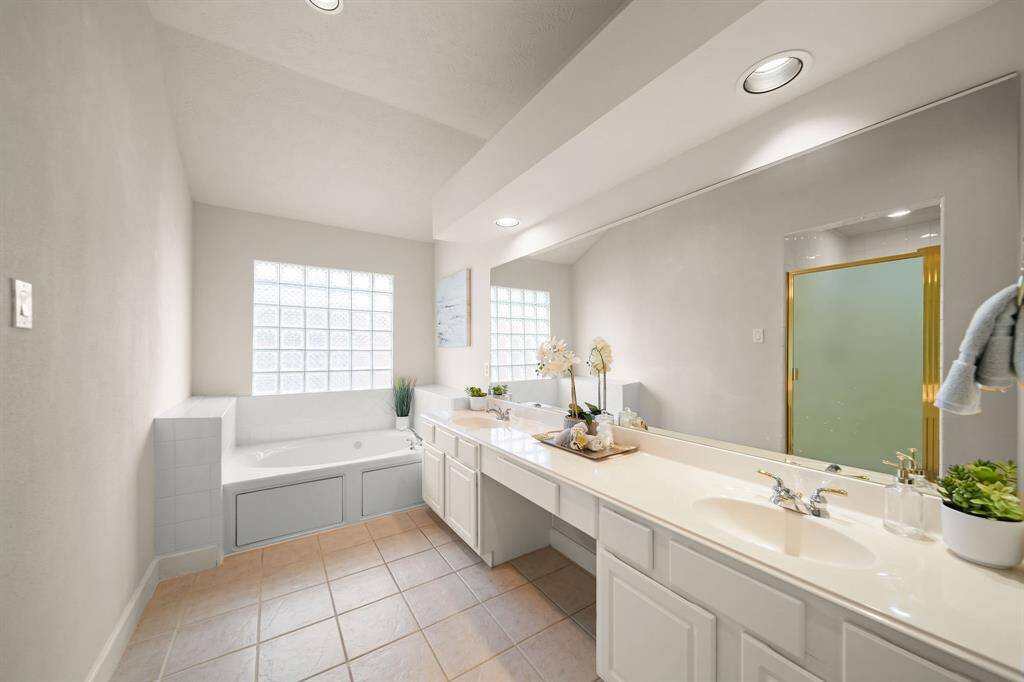 Primary Bath w Dual Vanity
