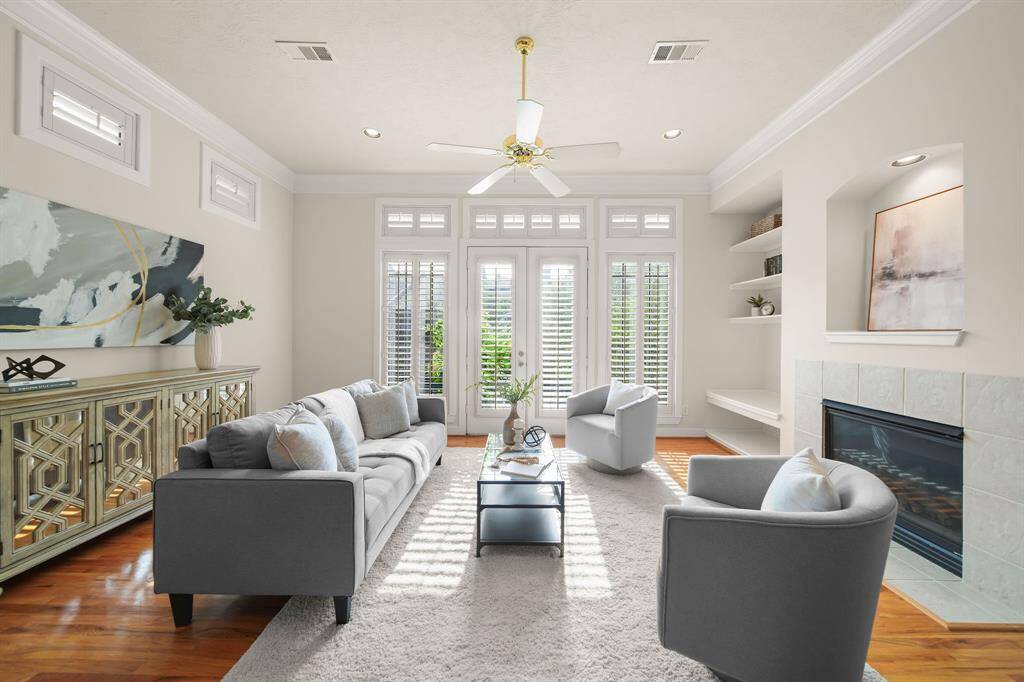 Living Room w Fireplace
