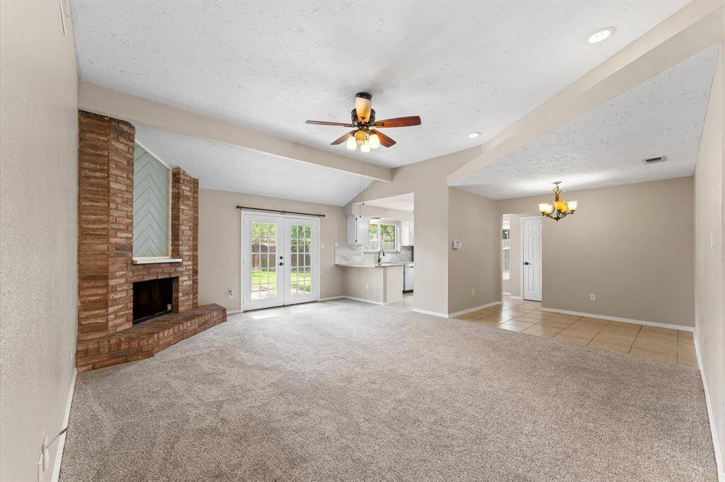 Open Family Roon with brand new carpet !