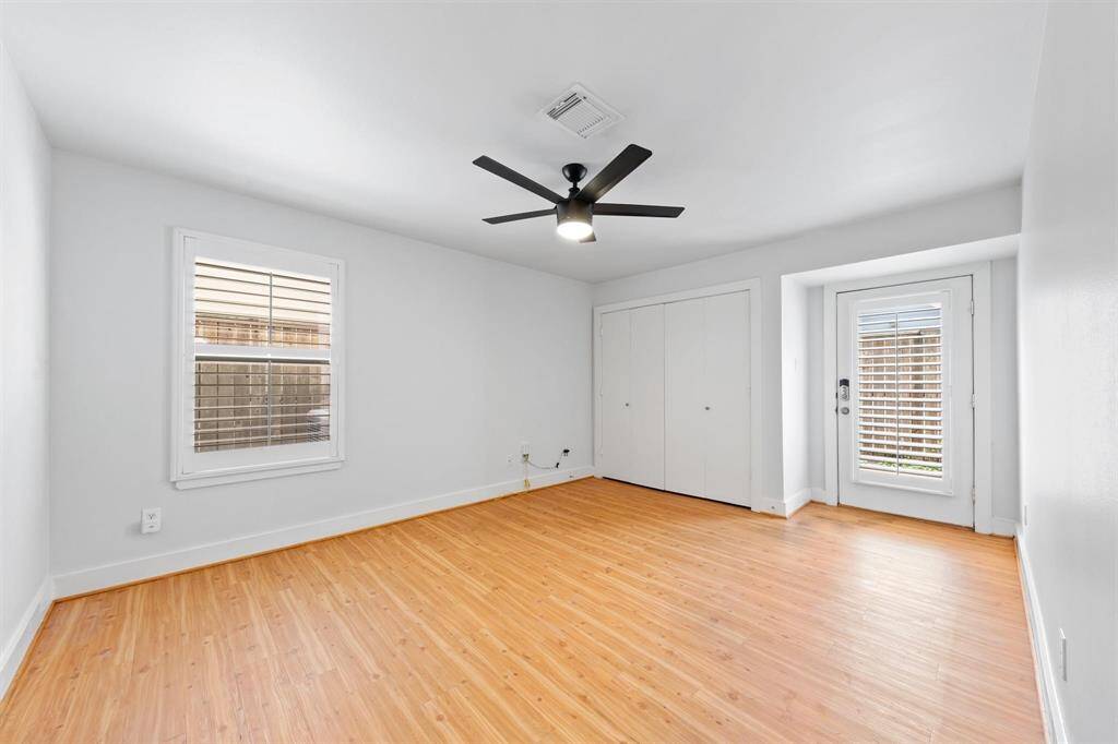 First-floor bedroom with easy access, ideal for guests or flexible use as an office