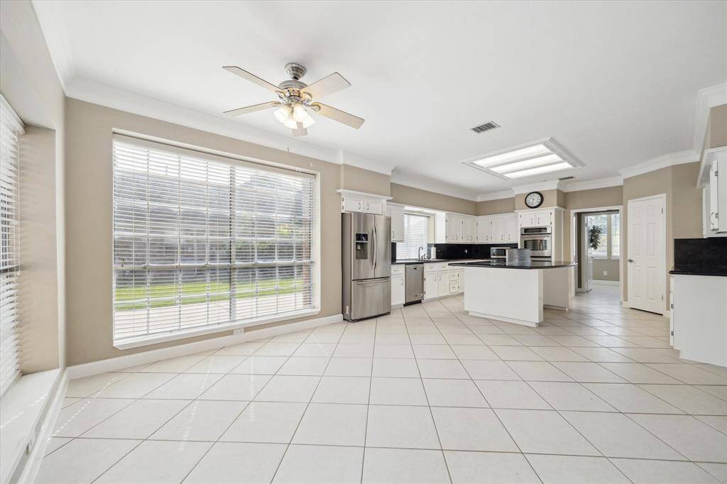 Wow!  Check out this wonderful breakfast room!