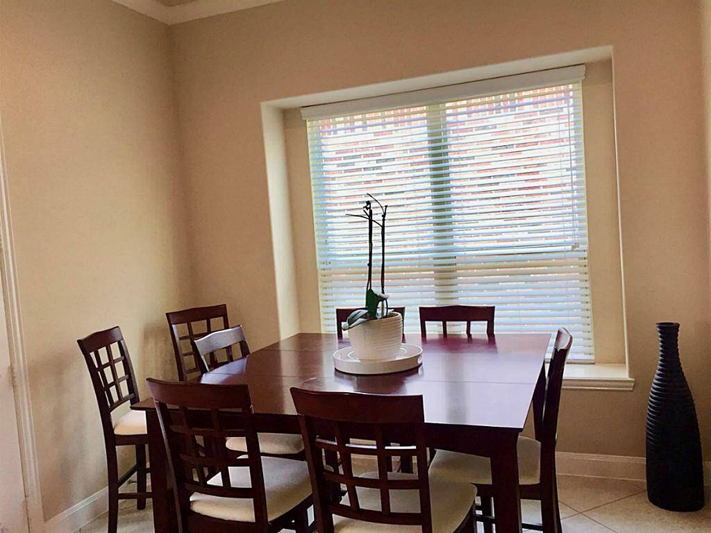 Breakfast area next to kitchen