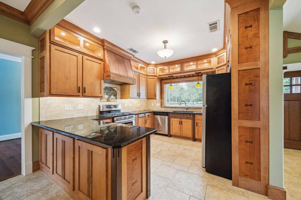 STUNNING KITCHEN OFFER GRANITE COUNTERTOPS, CUSTOM WOOD CABINETS AND PLENTY OF STORAGE